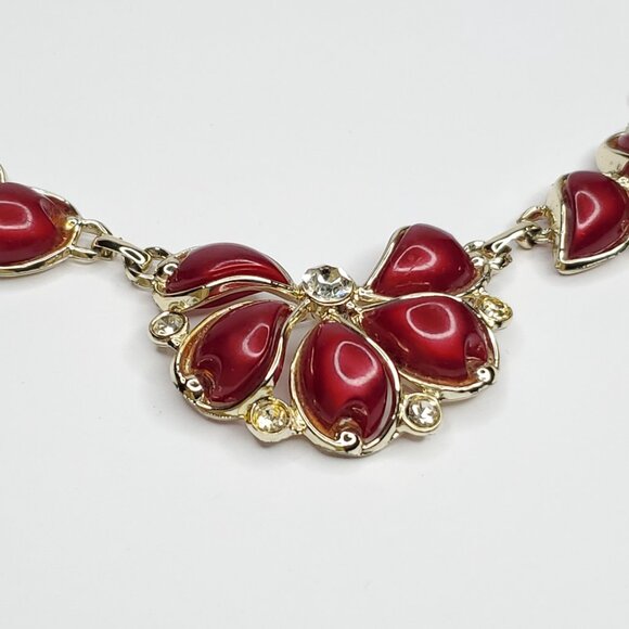 Vintage Red Floral Necklace Rhinestones Pearlescent Petals Goldtone 50s 60s - Picture 3 of 3